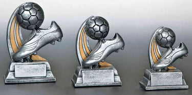 Drei silberne Trophäen in unterschiedlichen Größen zeigen ein Fußballschuh- und Balldesign, jeweils mit Holz akzentuiert. Perfekt für jede Auszeichnungszeremonie. Produktname: 3-er Serie Fußball 100 mm - 130 mm PK738543-41-3
